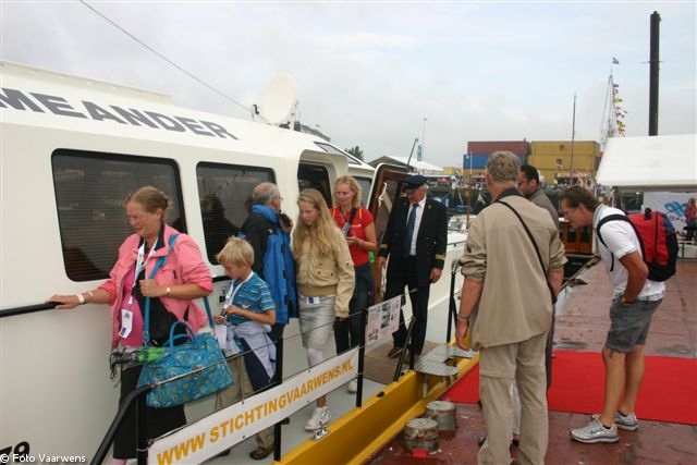 ::De kinderen worden ontvangen door de kapitein Delfsail_09_29