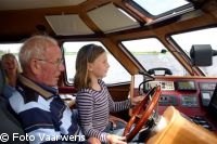 Harm Rutgers::Onze kleindochter Esmee, mocht ook nog bij opa op schoot achter het stuurwiel zitten van de boot Harm_Rutgers02